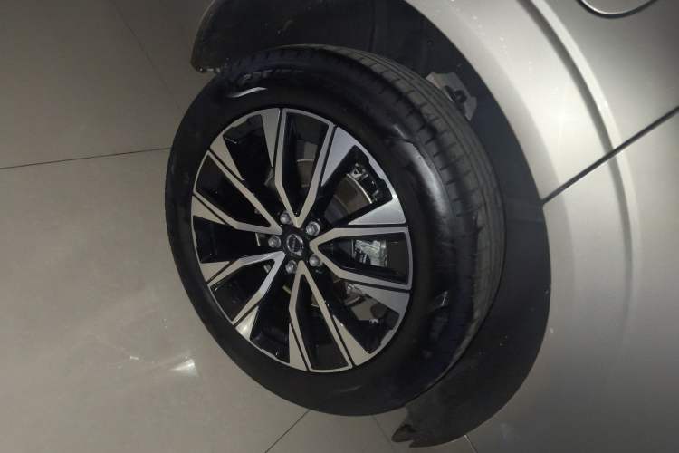 Used Volvo XC60 2025 B5 Four-Wheel Drive Smart & Advanced Luxury Edition Right Rear Wheel Hub