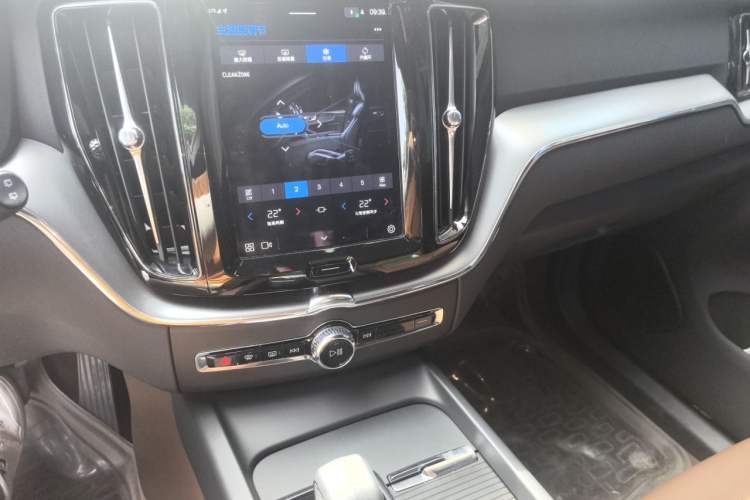 Used Volvo XC60 2025 B5 4x4 Smart Luxury Edition Audio And AC Panel