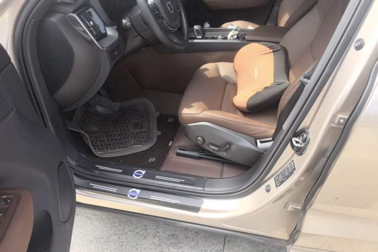 Used Volvo XC60 2025 B5 4x4 Smart Luxury Edition Driver Seat