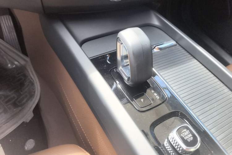 Used Volvo XC60 2025 B5 4x4 Smart Luxury Edition Gear Lever