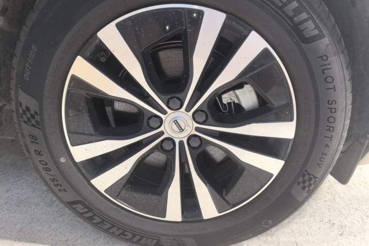 Used Volvo XC60 2025 B5 4x4 Smart Luxury Edition Right Front Wheel Hub