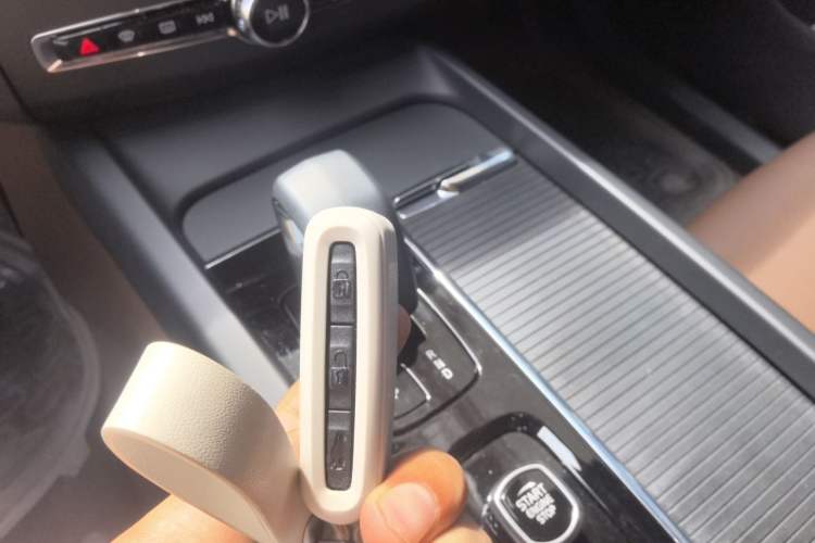 Used Volvo XC60 2025 B5 4x4 Smart Luxury Edition Vehicle Key