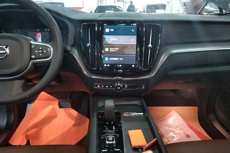 Used Volvo XC60 2025 B5 4x4 Smart Luxury Edition Audio And AC Panel
