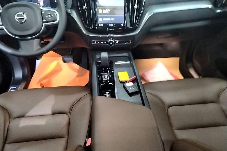 Used Volvo XC60 2025 B5 4x4 Smart Luxury Edition Gear Lever