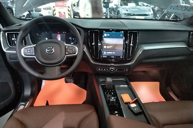 Used Volvo XC60 2025 B5 4x4 Smart Luxury Edition Interior 2