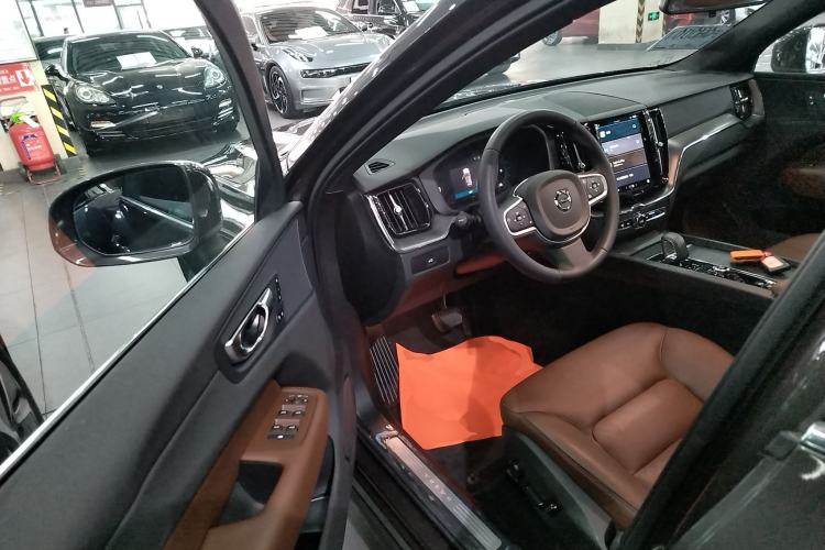 Used Volvo XC60 2025 B5 4x4 Smart Luxury Edition Interior 3