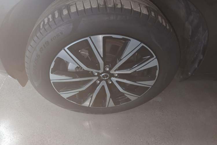 Used Volvo XC60 2025 B5 Four-Wheel Drive Smart & Advanced Luxury Edition Left Front Wheel Hub