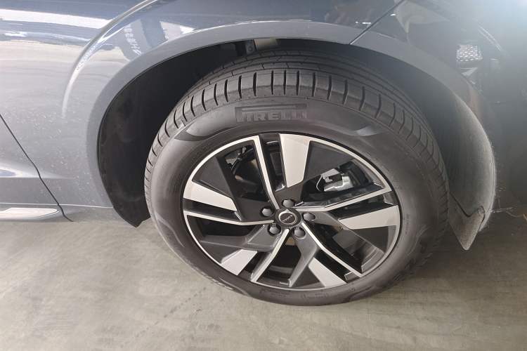 Used Volvo XC60 2025 B5 Four-Wheel Drive Smart & Advanced Luxury Edition Right Front Wheel Hub