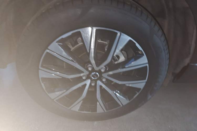 Used Volvo XC60 2025 B5 Four-Wheel Drive Smart & Advanced Luxury Edition Right Rear Wheel Hub