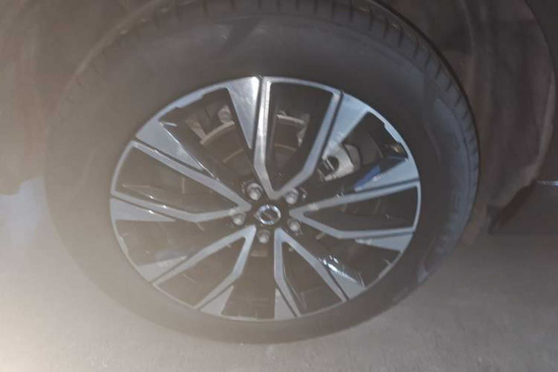 Used Volvo XC60 2025 B5 Four-Wheel Drive Smart & Advanced Luxury Edition Right Rear Wheel Hub