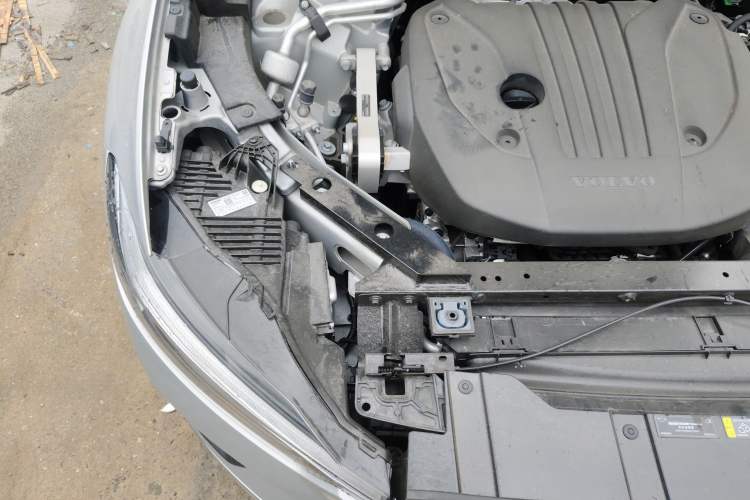 Used Volvo XC60 2025 B5 Four-Wheel Drive Smart & Advanced Luxury Edition Engine Bay Right