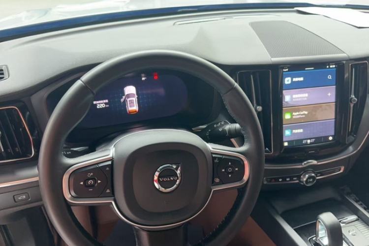 Used Volvo XC60 2025 B5 4x4 Smart Luxury Edition Audio And AC Panel