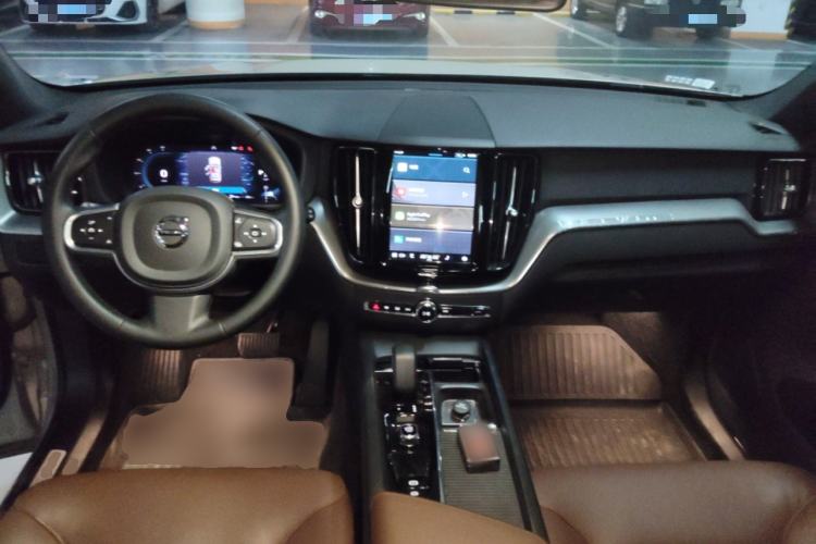 Used Volvo XC60 2025 B5 4x4 Smart Luxury Edition Center Console