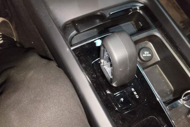 Used Volvo XC60 2025 B5 4x4 Smart Luxury Edition Gear Lever