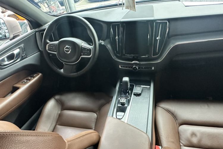 Used Volvo XC60 2025 B5 4x4 Smart Luxury Edition Interior 1