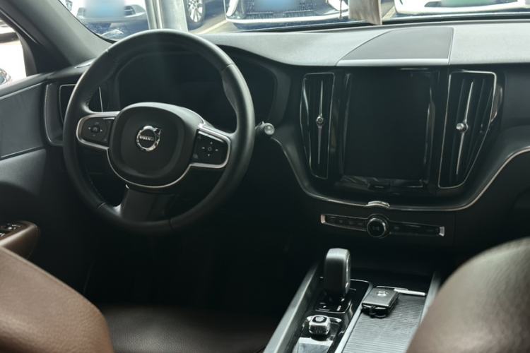 Used Volvo XC60 2025 B5 4x4 Smart Luxury Edition Interior 10