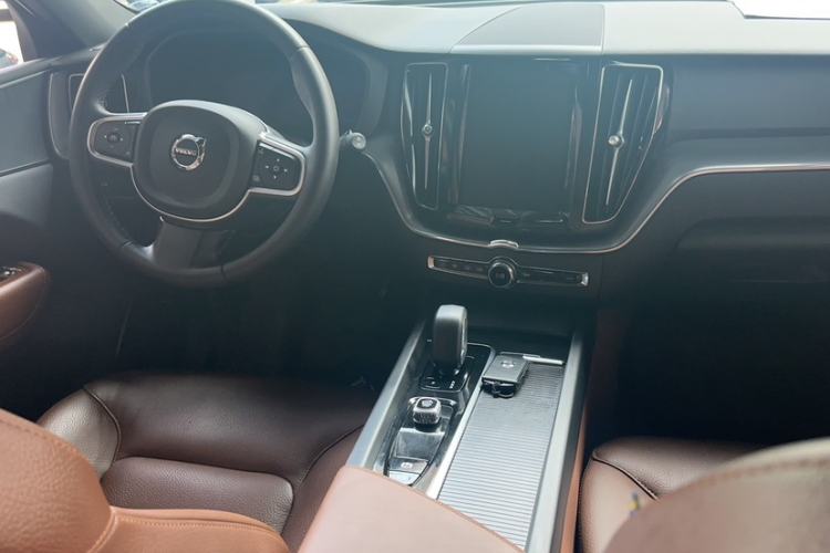 Used Volvo XC60 2025 B5 4x4 Smart Luxury Edition Interior 11