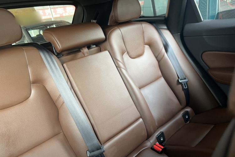 Used Volvo XC60 2025 B5 4x4 Smart Luxury Edition Interior 14