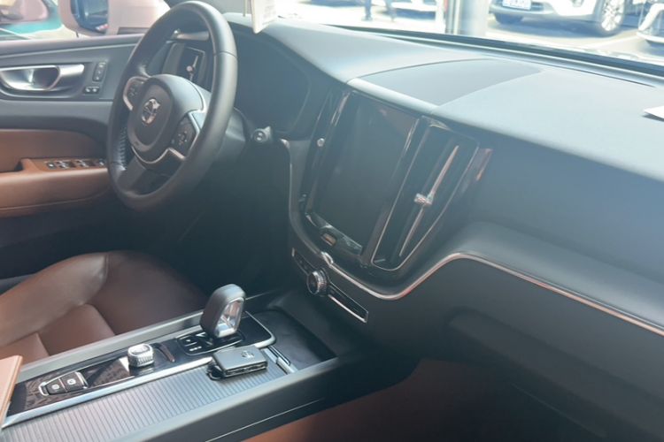 Used Volvo XC60 2025 B5 4x4 Smart Luxury Edition Interior 2