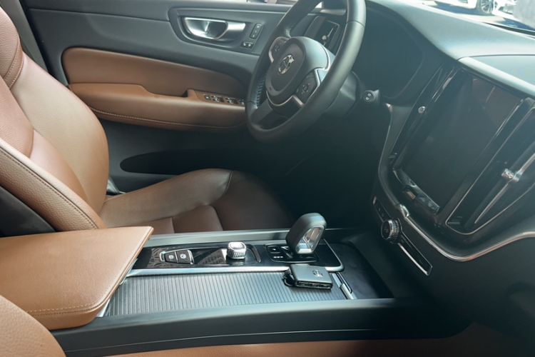 Used Volvo XC60 2025 B5 4x4 Smart Luxury Edition Interior 3