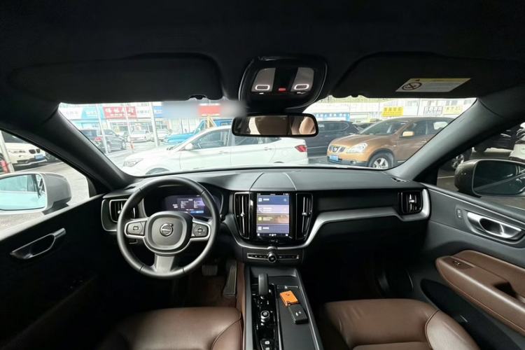 Used Volvo XC60 2025 B5 4x4 Smart Luxury Edition Interior 4