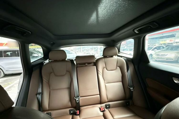Used Volvo XC60 2025 B5 4x4 Smart Luxury Edition Interior 5