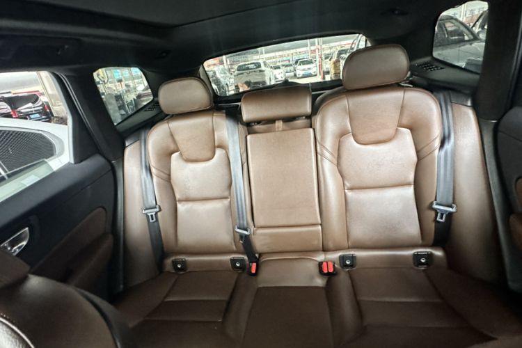 Used Volvo XC60 2025 B5 4x4 Smart Luxury Edition Interior 7