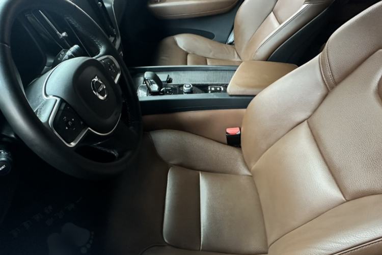Used Volvo XC60 2025 B5 4x4 Smart Luxury Edition Interior 8