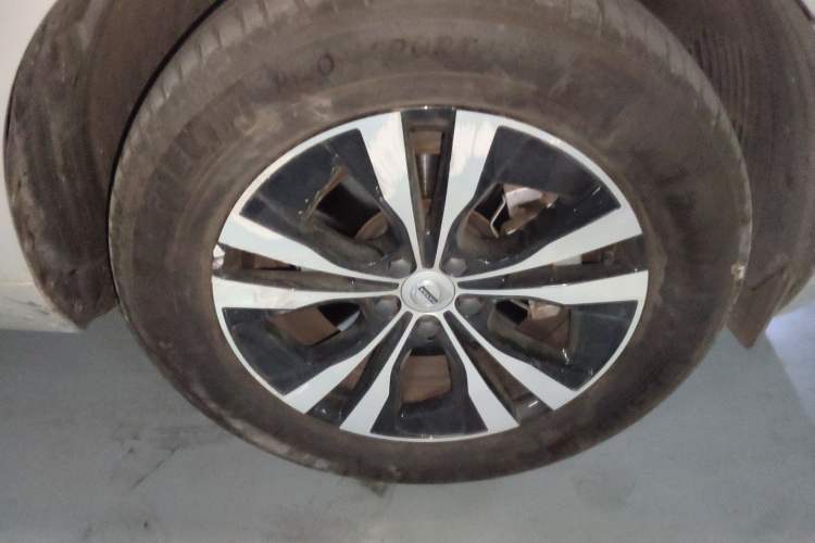 Used Volvo XC60 2025 B5 4x4 Smart Luxury Edition Right Front Wheel Hub