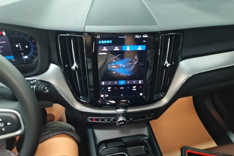 Used Volvo XC60 2025 B5 4x4 Smart Luxury Edition Audio And AC Panel