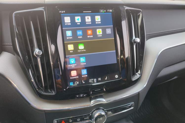 Used Volvo XC60 2025 B5 4x4 Smart & Advanced Sport Edition Audio And AC Panel