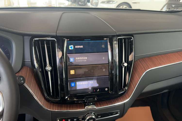 Used Volvo XC60 2025 B5 Four-Wheel Drive Smart & Advanced Luxury Edition Audio And AC Panel