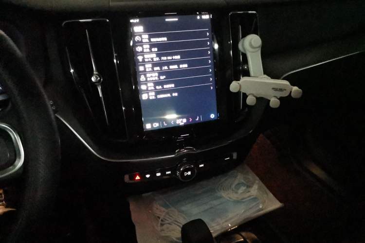 Used Volvo XC60 2025 B5 4x4 Smart Luxury Edition Audio And AC Panel