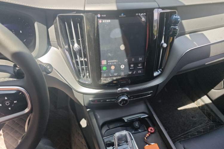 Used Volvo XC60 2025 B5 4x4 Smart & Advanced Sport Edition Audio And AC Panel