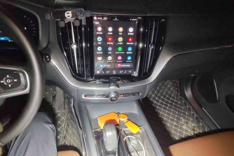 Used Volvo XC60 2025 B5 4x4 Smart Luxury Edition Audio And AC Panel