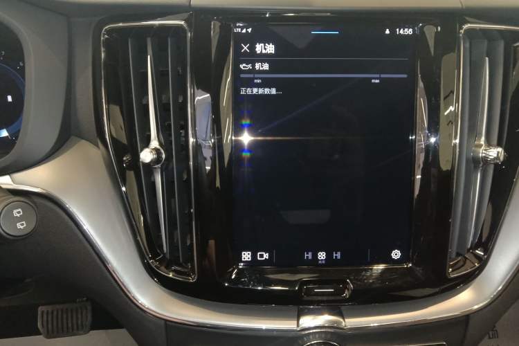 Used Volvo XC60 2025 B5 4x4 Smart Luxury Edition Audio And AC Panel
