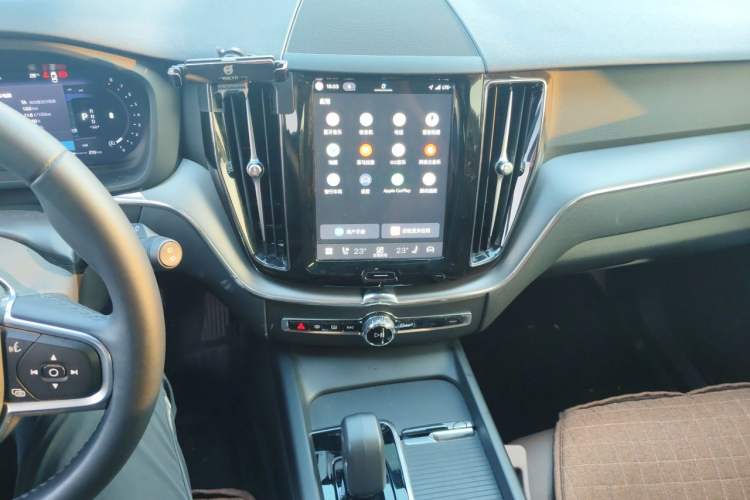 Used Volvo XC60 2025 B5 4x4 Smart Luxury Edition Audio And AC Panel