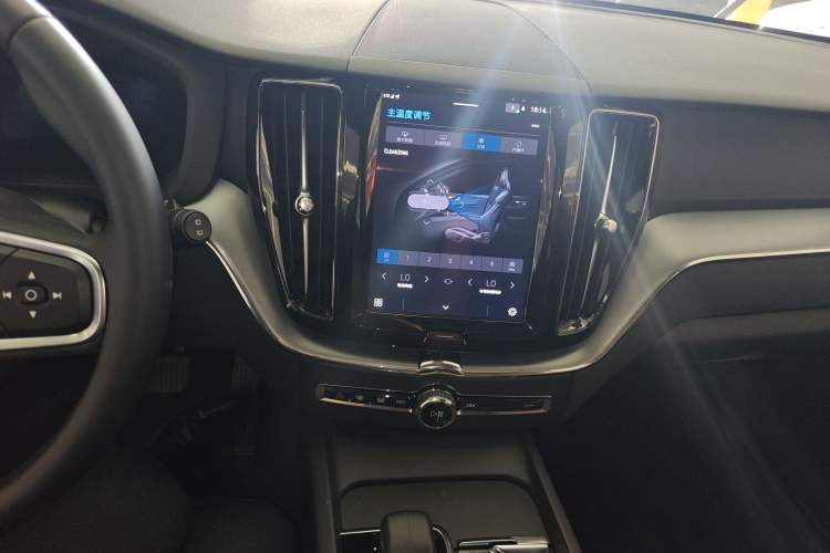 Used Volvo XC60 2025 B5 4x4 Smart Luxury Edition Audio And AC Panel