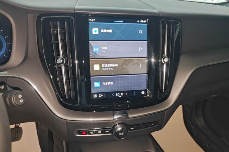Used Volvo XC60 2025 B5 4x4 Smart Luxury Edition Audio And AC Panel