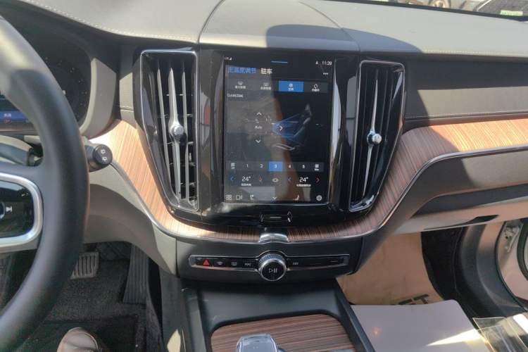 Used Volvo XC60 2025 B5 Four-Wheel Drive Smart & Advanced Luxury Edition Audio And AC Panel