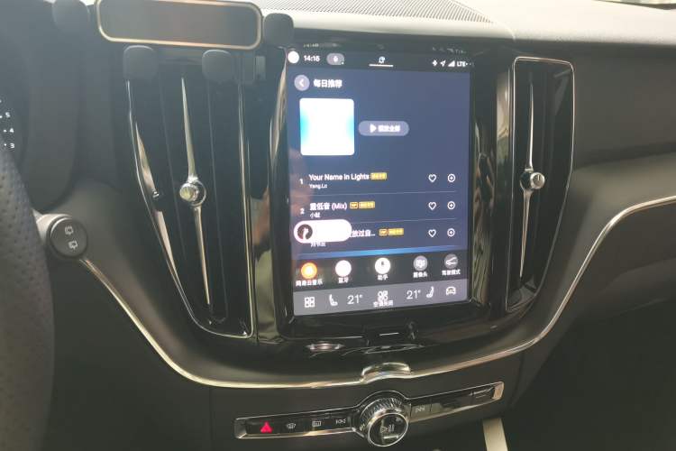 Used Volvo XC60 2025 B5 4x4 Smart Luxury Edition Audio And AC Panel
