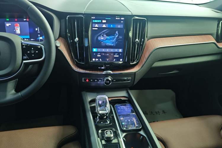 Used Volvo XC60 2025 B5 Four-Wheel Drive Smart & Advanced Luxury Edition Audio And AC Panel