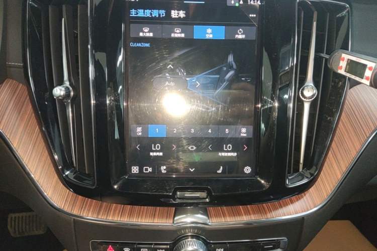 Used Volvo XC60 2025 B5 Four-Wheel Drive Smart & Advanced Luxury Edition Audio And AC Panel