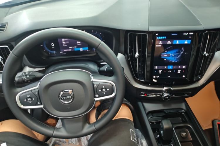 Used Volvo XC60 2025 B5 4x4 Smart Luxury Edition Center Console
