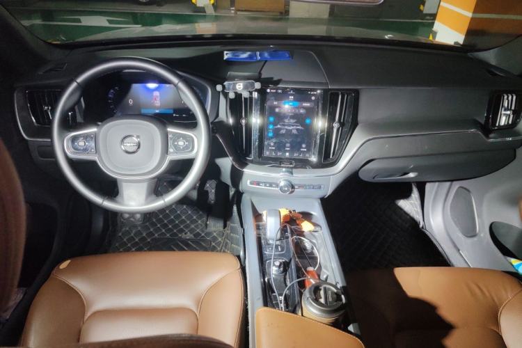 Used Volvo XC60 2025 B5 4x4 Smart Luxury Edition Center Console