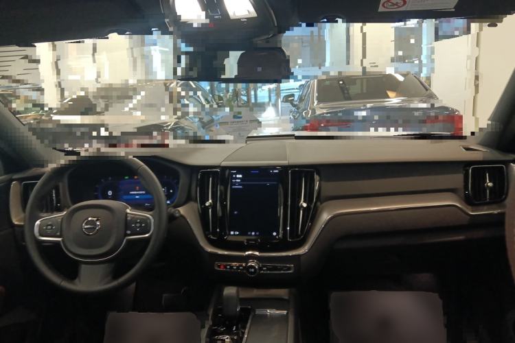 Used Volvo XC60 2025 B5 4x4 Smart Luxury Edition Center Console