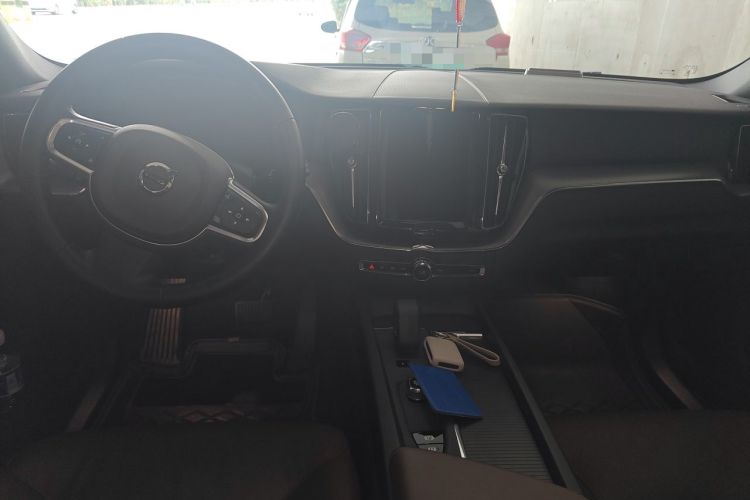 Used Volvo XC60 2025 B5 4x4 Smart Luxury Edition Center Console