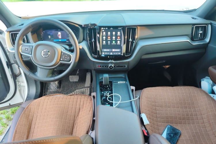 Used Volvo XC60 2025 B5 4x4 Smart Luxury Edition Center Console