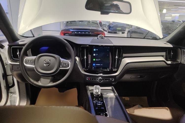 Used Volvo XC60 2025 B5 4x4 Smart Luxury Edition Center Console