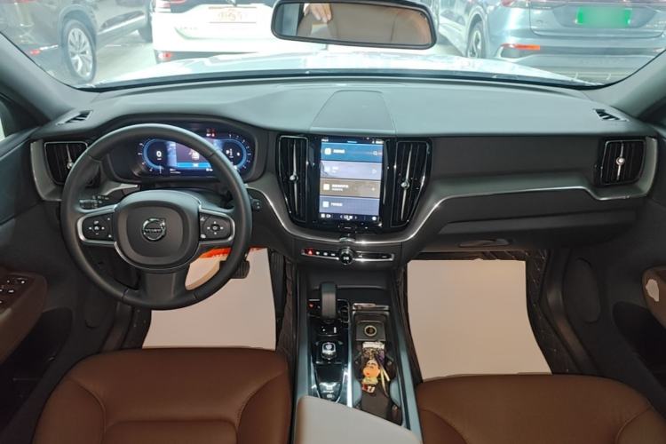 Used Volvo XC60 2025 B5 4x4 Smart Luxury Edition Center Console